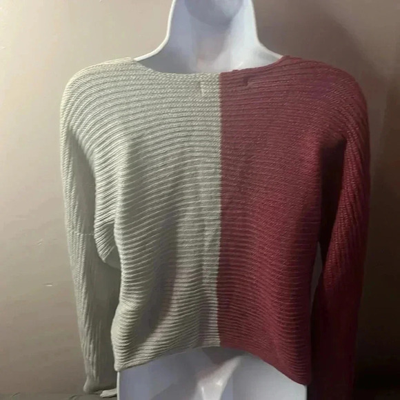 Burgundy and gray junior sweater. - Picture 4 of 6